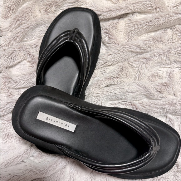New without tags or box black Gianni Bini flip flops - Picture 1 of 5